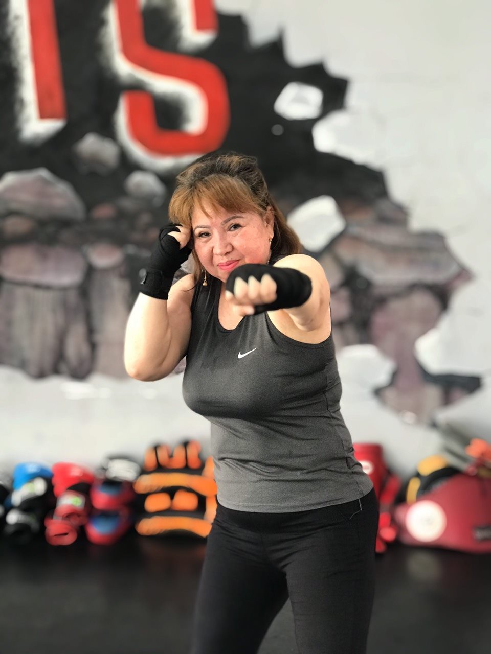 Một học viên đang tập luyện trong lớp Muay Thái tại PTS Kick Fitness! Tập luyện Muay Thái không chỉ giúp bạn đạt được mục tiêu về cân nặng mà còn giúp bạn tự tin hơn và tràn đầy năng lượng hơn!