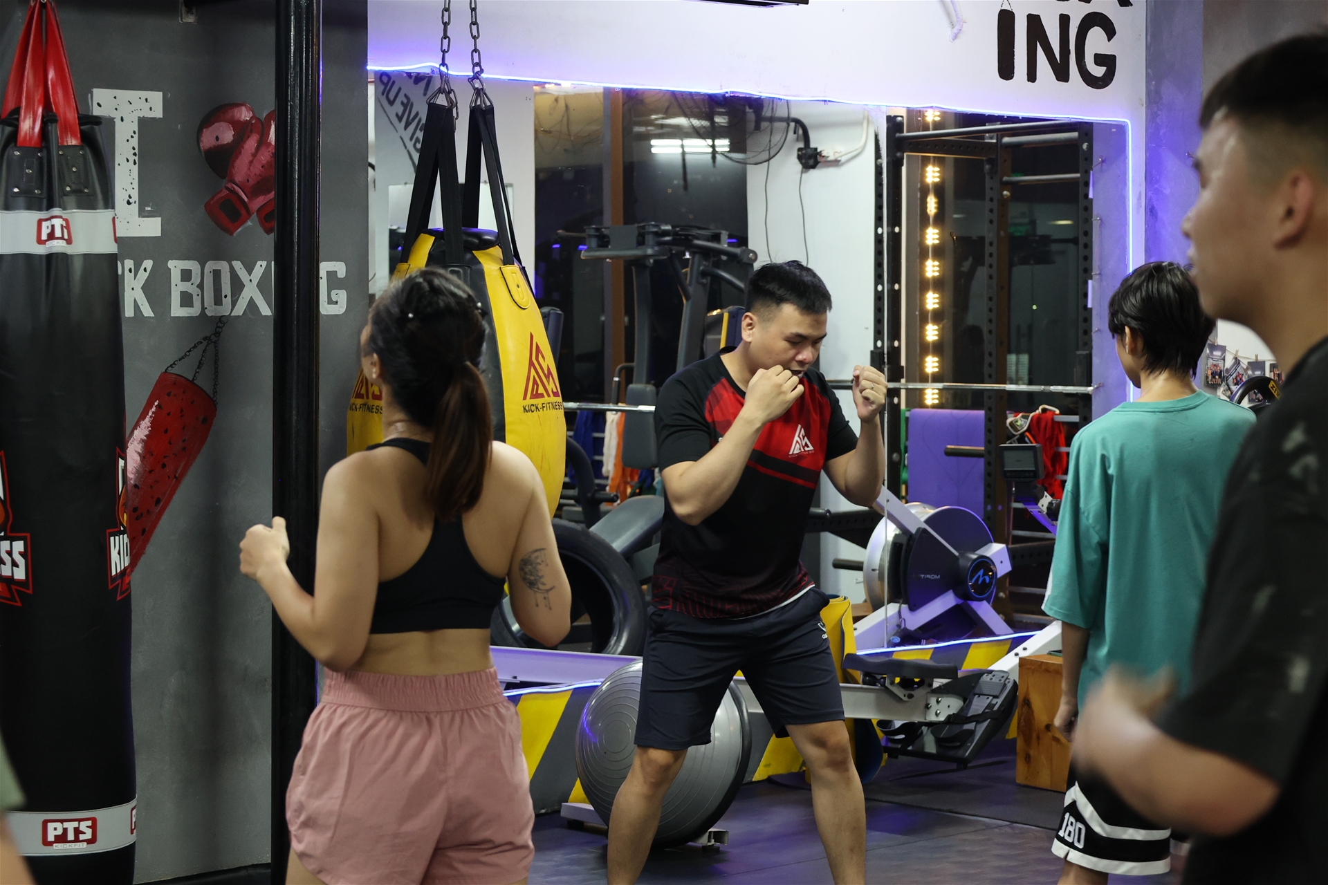 Trong Boxing, học viên tham gia các bài tập với bạn tập để rèn luyện kỹ thuật, điều này cũng giúp xây dựng kỹ năng giao tiếp và tăng cường chánh niệm.